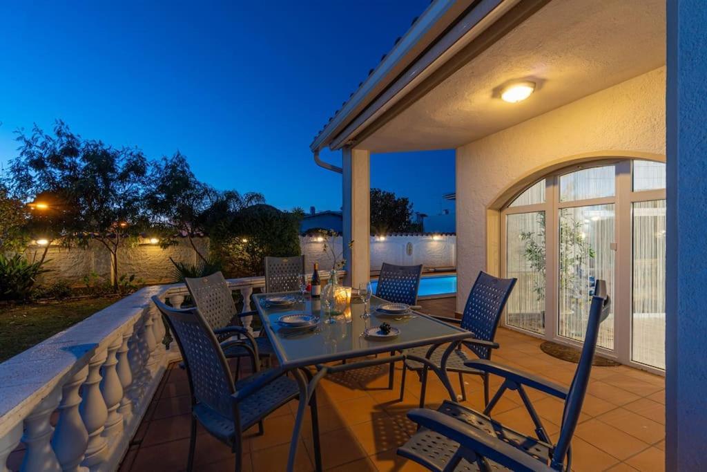 Sm21-Gran Casa De Vacaciones En La Playa, 4 Habitaciones, Climatizada, Piscina, Barbacoa Y Wifi Empuriabrava Εξωτερικό φωτογραφία